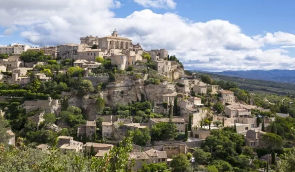 famous-gordes-medieval-village-southern-france-provence-768x512